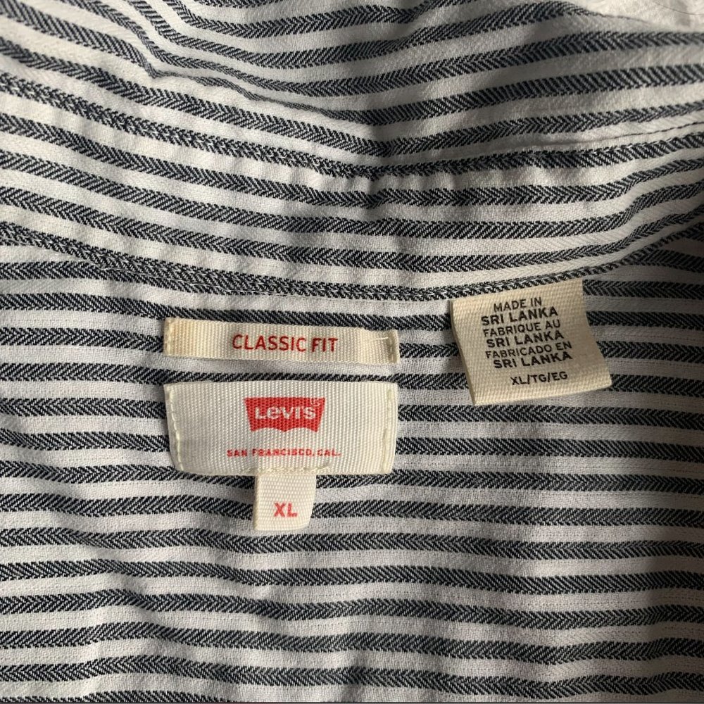 Levi's Classic Fit Button Down - Picture 2 of 2